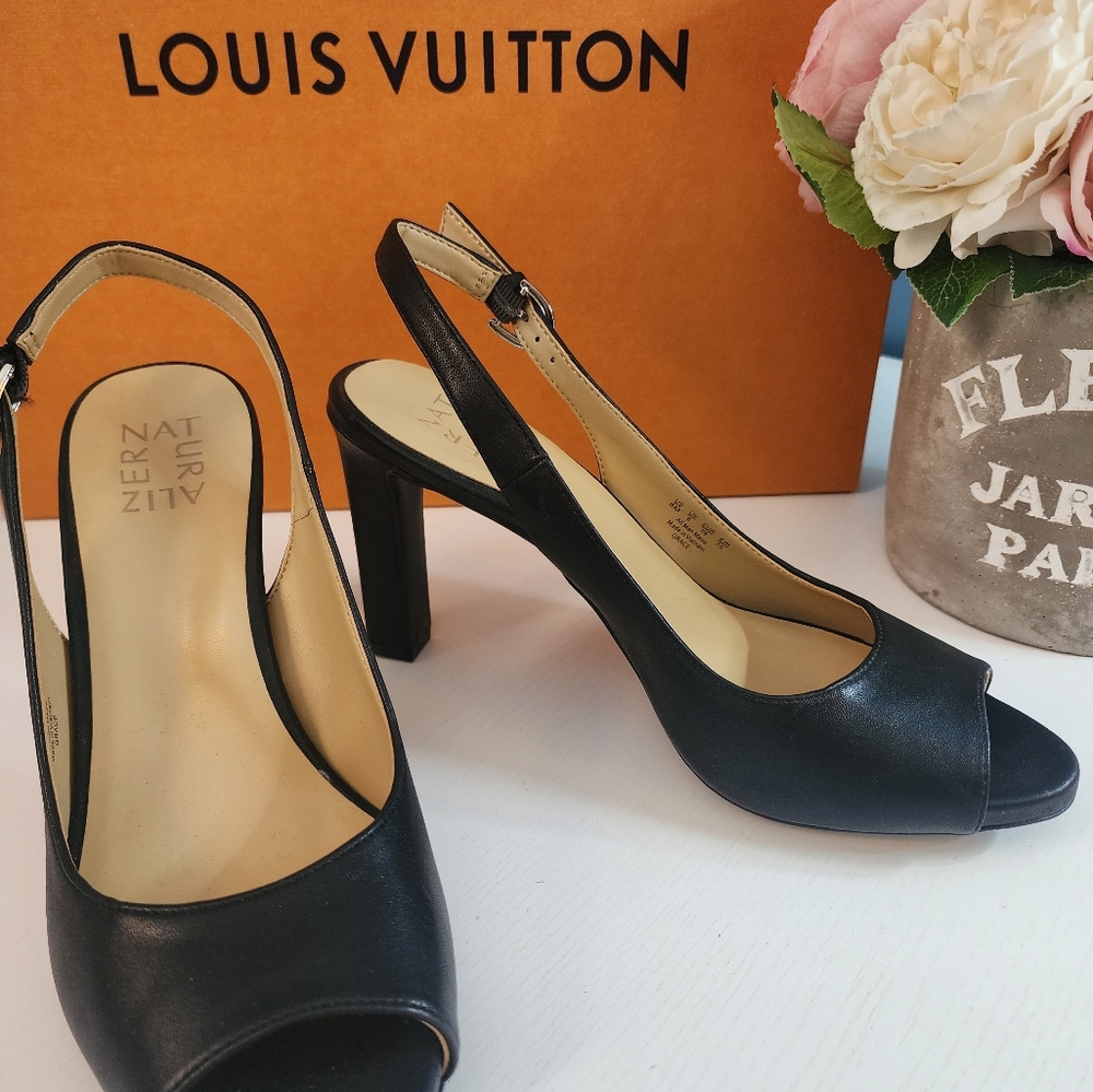 New Naturalizer Sandal size 8